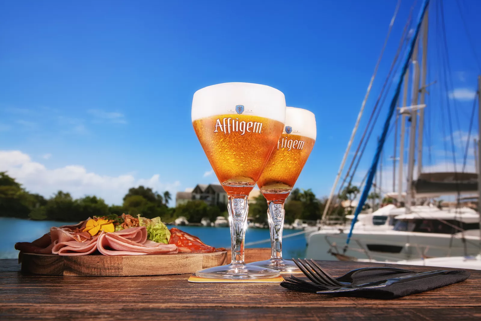 Verres Affligem et planche à partager à la marina