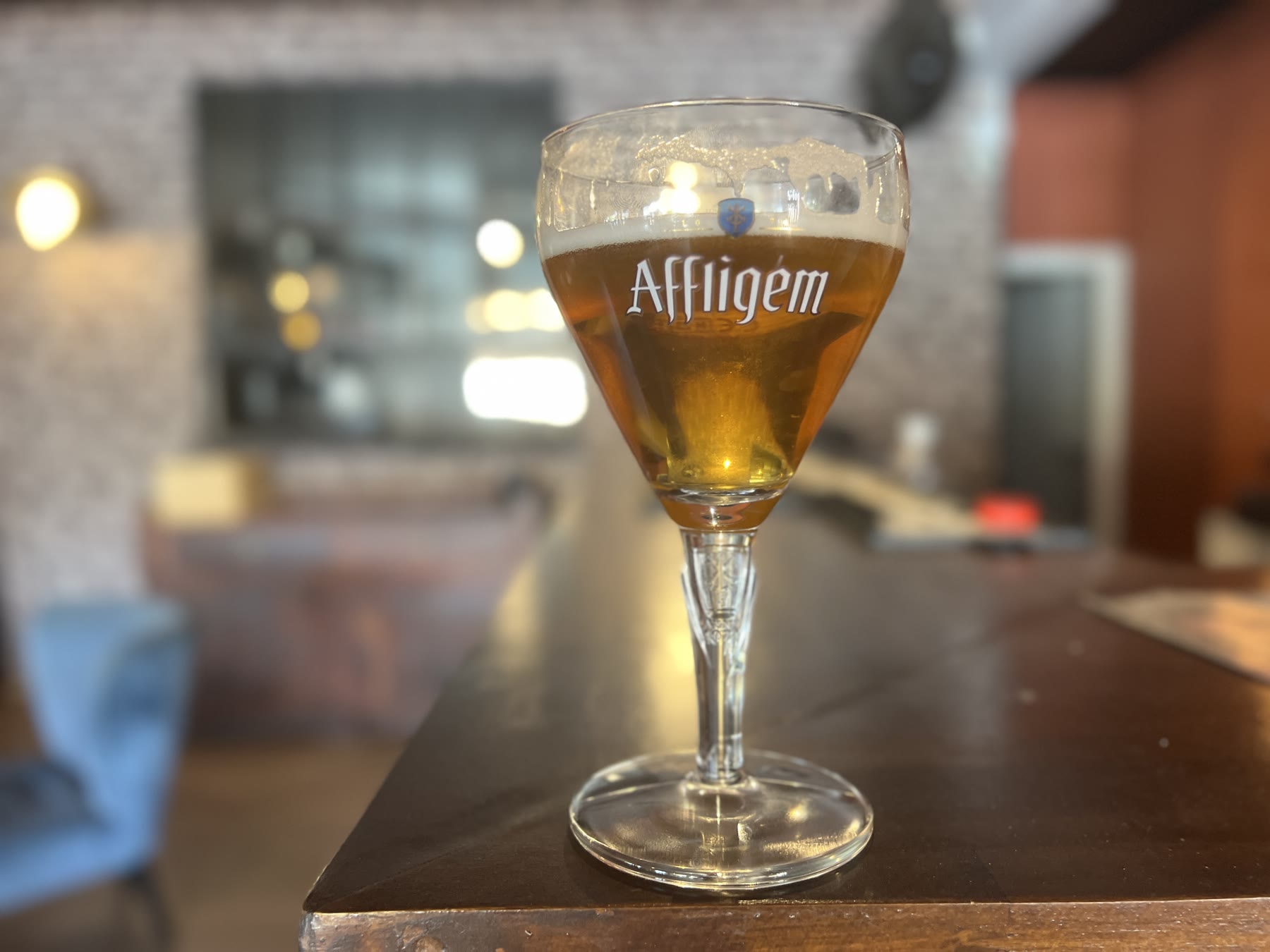 Test de cadrage du verre Affligem en intérieur