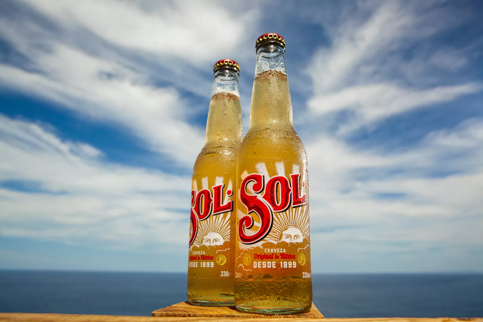Bouteilles Sol photographiées en contre-plongée