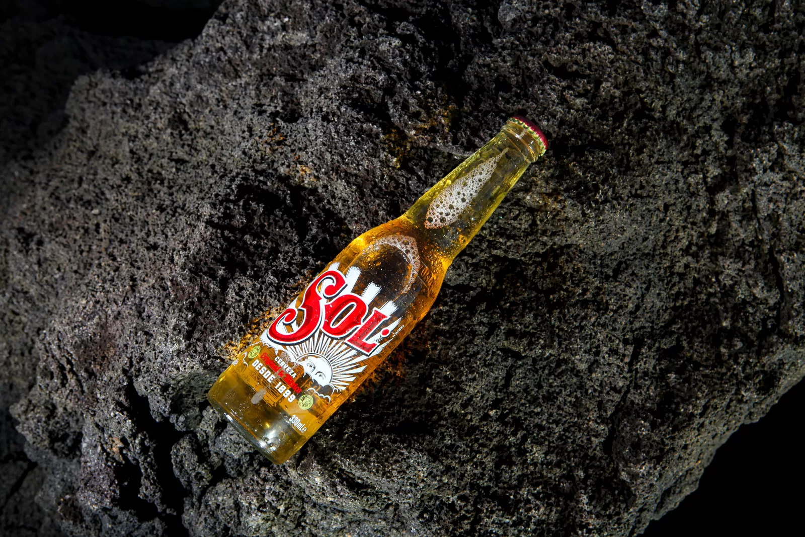 Bouteille Sol sur une roche volcanique